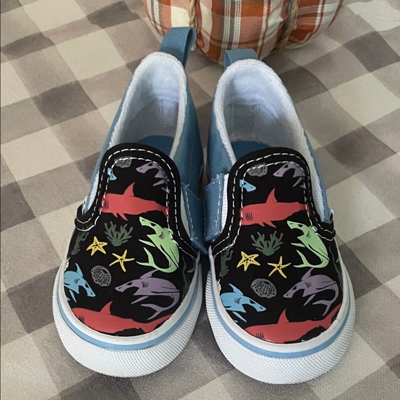 Vans Colorful Shark Print Kids Slip-On Shoes size 5c - Picture 1 of 3